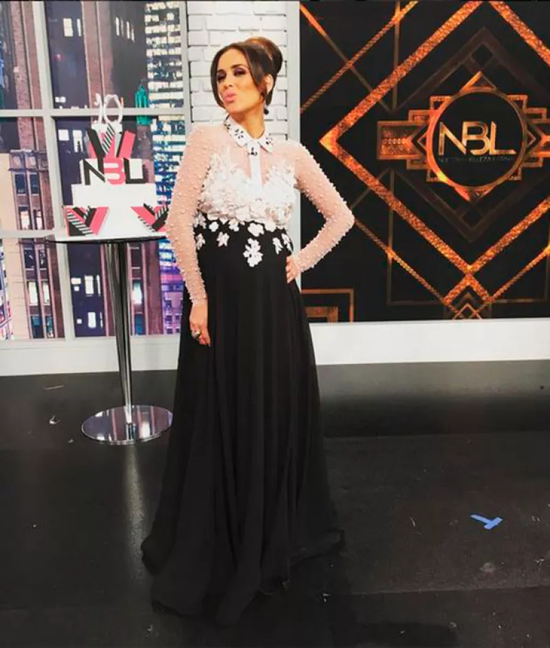 La guapa tapatía está ya en la recta final de su tercer embarazo y presume orgullosa su baby bump en Nuestra Belleza Latina.