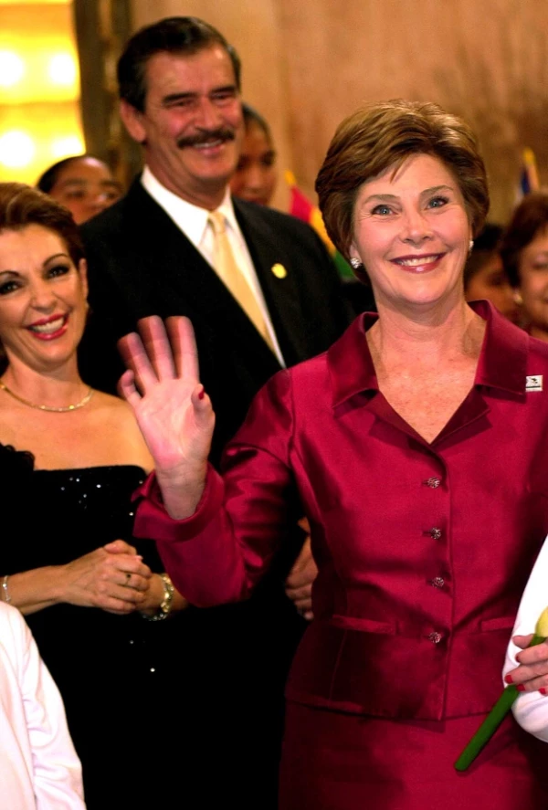 La primera dama de Estados Unidos, Laura Bush, protagonizó un momento único al quedar desprotegida sin sus escoltas en el lobby de Bellas Artes, una vez que su equipo de seguridad se había extraviado en los túneles.