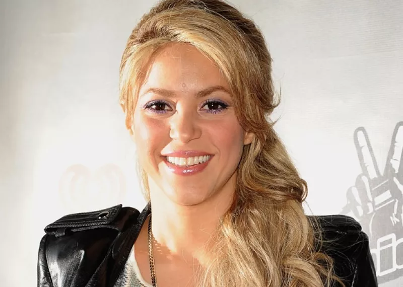 La cantante no perdió tiempo para alcanzarlo en Río de Janeiro, donde se lleva a cabo la Copa Confederaciones. Ella y su hijo se hospedan en el hotel Fasano, donde pagarán 3 mil 500 dólares por noche.