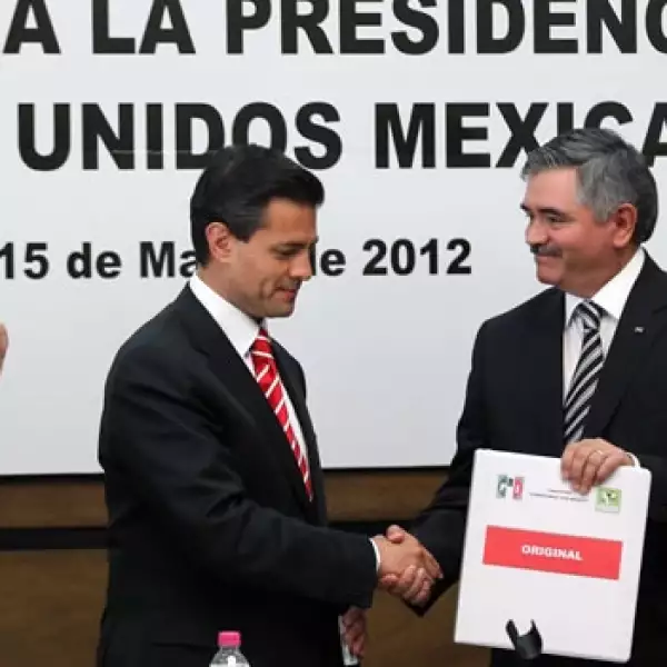 Peña Nieto se registra ante el IFE 