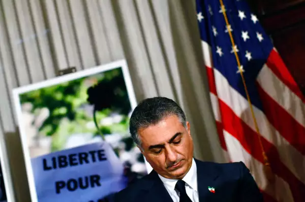El ex príncipe heredero iraní Reza Pahlavi espera para hablar durante un discurso en el Club Nacional de Prensa el 22 de junio de 2009 en Washington, DC. Pahlavi, comentando sobre los recientes acontecimientos en Irán, pidió un sistema político secular, parlamentario y democrático en Irán.
