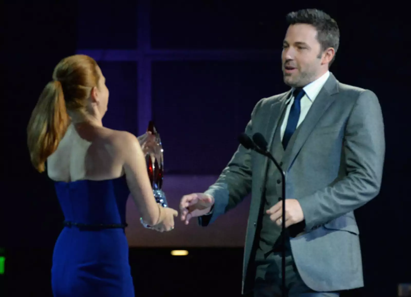 Ben al momento de recibir el premio de manos de su amiga, Amy Adams.