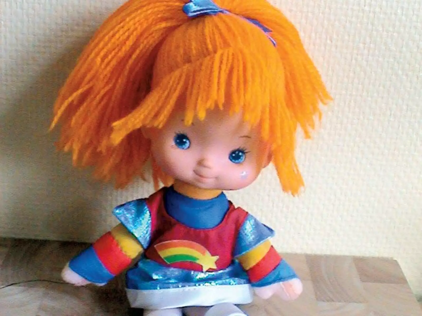 La franquicia Rainbow Brite, basada en la serie da niña huérfana, generó 1 mil millones de dólares por la venta de muñecas, juguetes y otros productos en toda la década de los ochenta.