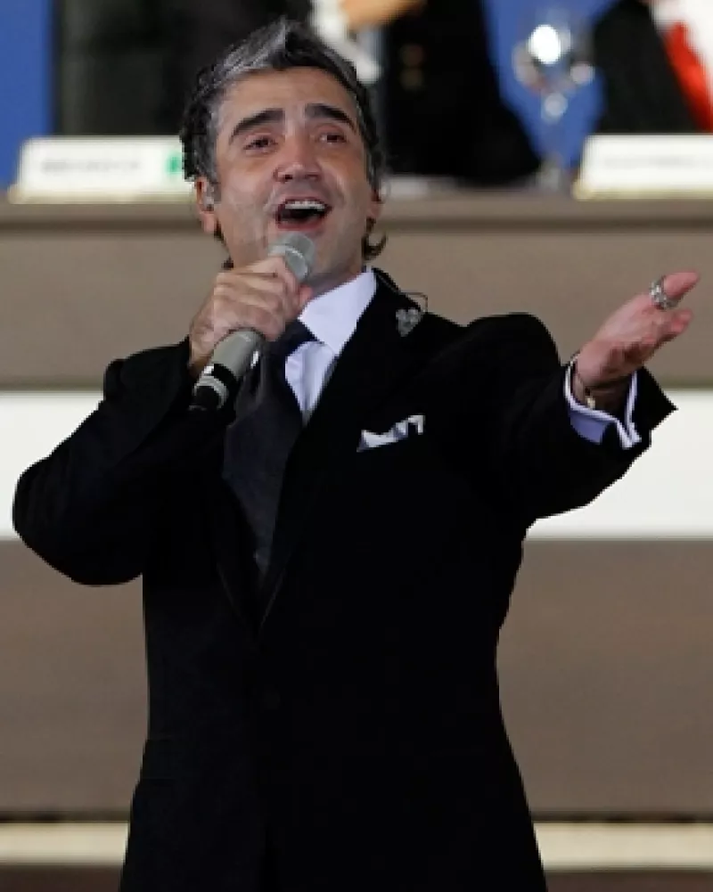 El cantante no sólo envió su apoyo a Monterrey vía twitter sino que, tras los daños ocasionados por la tormenta tropical `Alex´, aseguró que entregará parte de las ganancias para ayudar a las víctimas