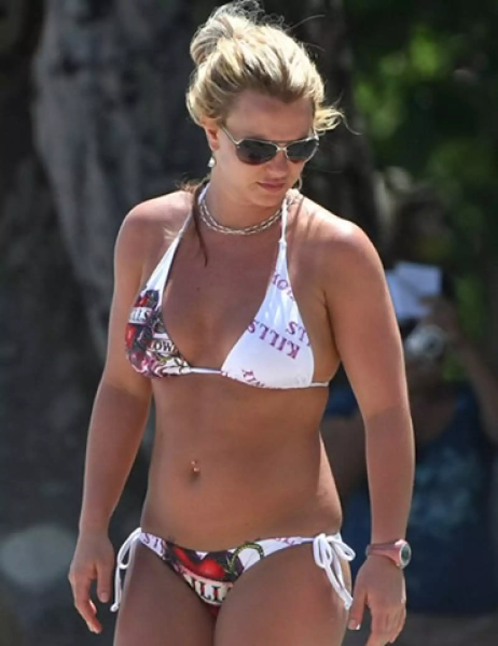 Con este bikini de Ed Hardy, Brit lució un look un poco más rockero.