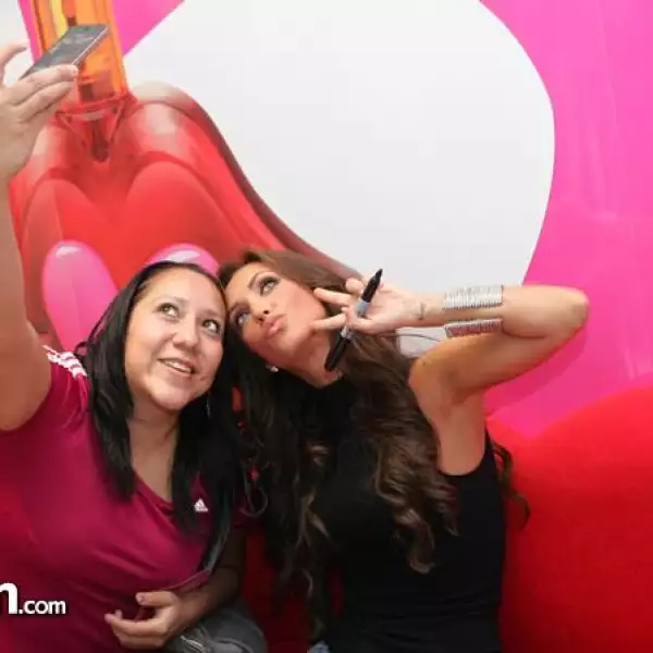 Anahí durante la firma de autógrafos