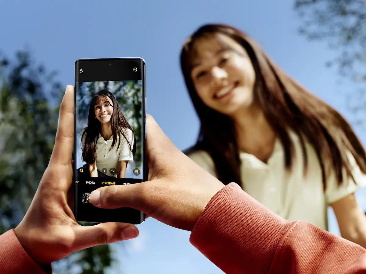 Imagen de una persona tomando una foto a una chica con el OPPO Reno10 5G 