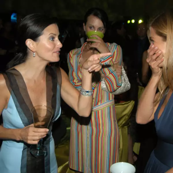 Sí que saben divertirse juntas. Las famosas Rachel y Monica en la after party de los Emmys 2003.
