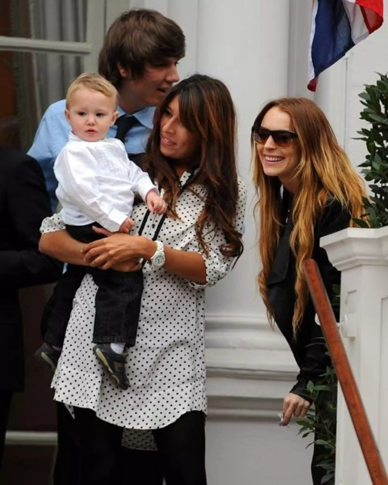 Mientras fumaba, conversó con los asistentes.