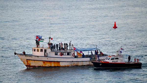 barco ayuda humanitaria