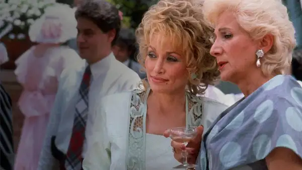 Dolly Partón en una escena de la cinta 'Magnolias de acero' de 1989.  