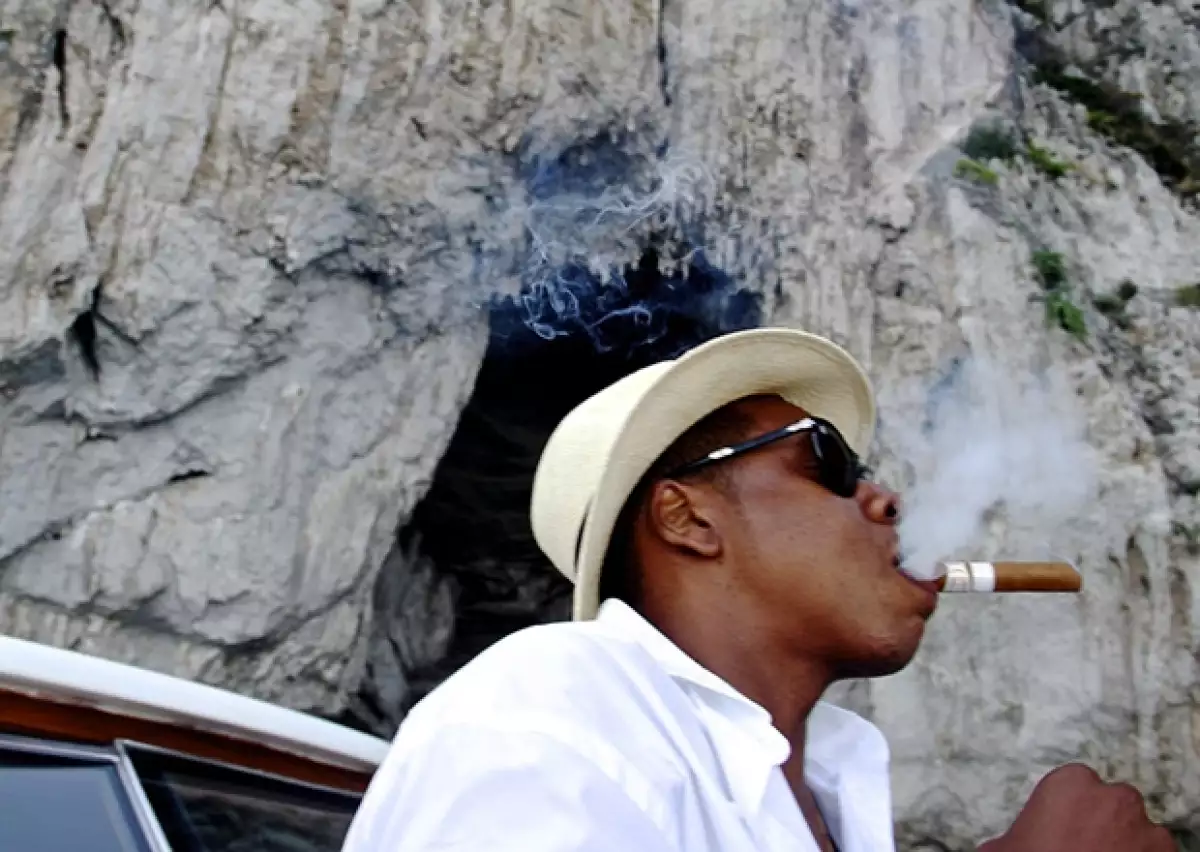A Jay Z parece haberle encantado la vida cuabana. Ahora es fan de los habanos y las guayaberas.