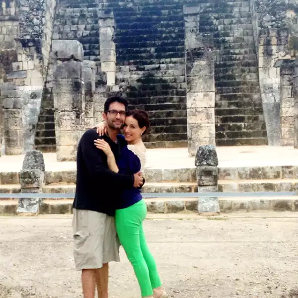 Claudia Lizaldi y Eamonn Sean Kneeland en Chichén Itzá
