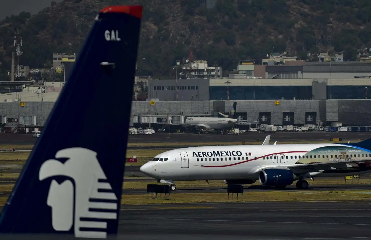 La Bolsa suspende la negociación de las acciones Aeroméxico (Aviones de Aeromexico en una terminal aérea)