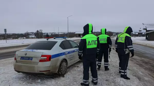 Los oficiales de la policía de tráfico bloquean una carretera cerca del lugar del accidente del avión de transporte militar ruso Ilyushin Il-76 fuera del pueblo de Yablonovo en la región de Belgorod, Rusia, el 24 de enero de 2024.