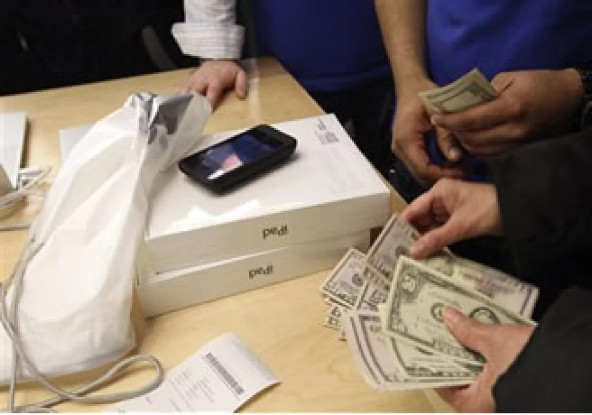 Los inversionistas han comenzado a preocuparse por la capacidad de Apple para satisfacer la demanda de la iPad 2. (Foto: AP)