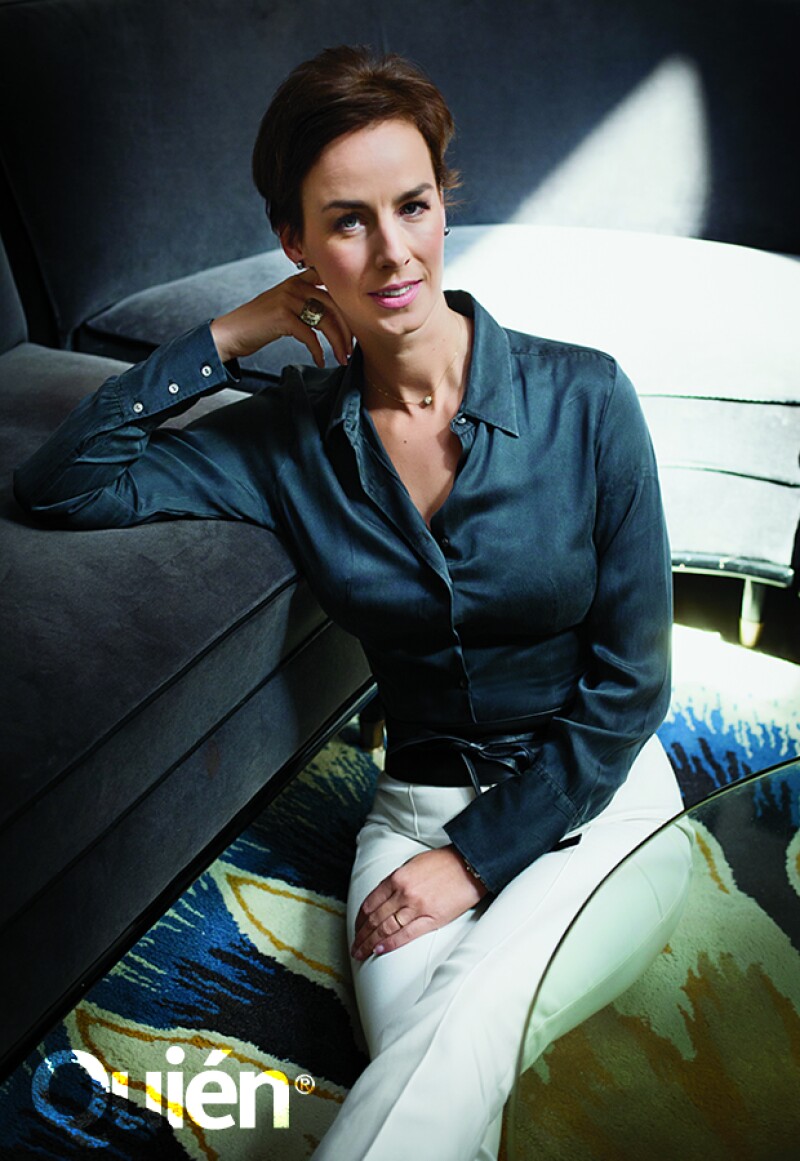 Aurelia Lemaire con una camisa vintage, pantalón Joseph, cinturón de piel de Zara y anillos Swarovski.