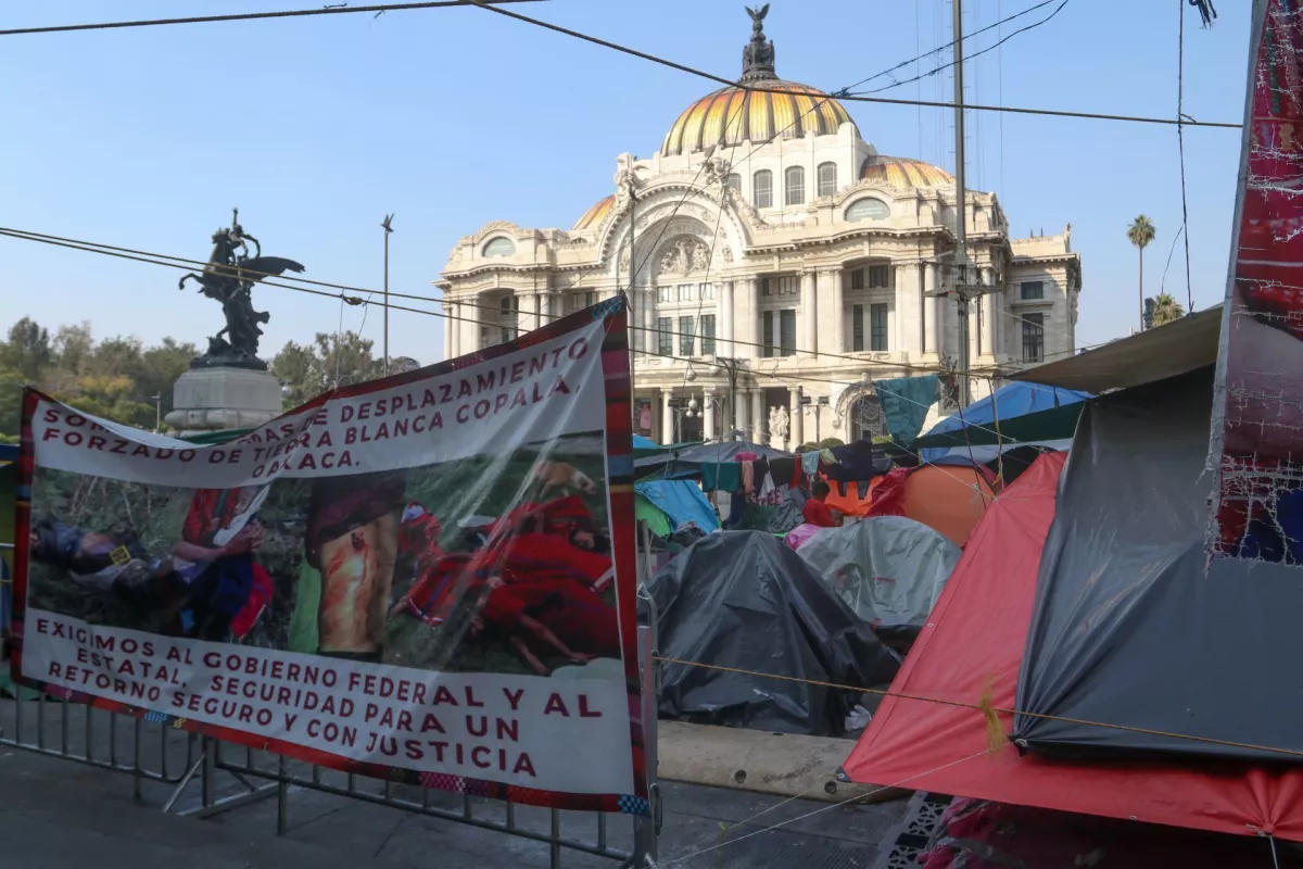 Plantón desplazados triquis Bellas Artes