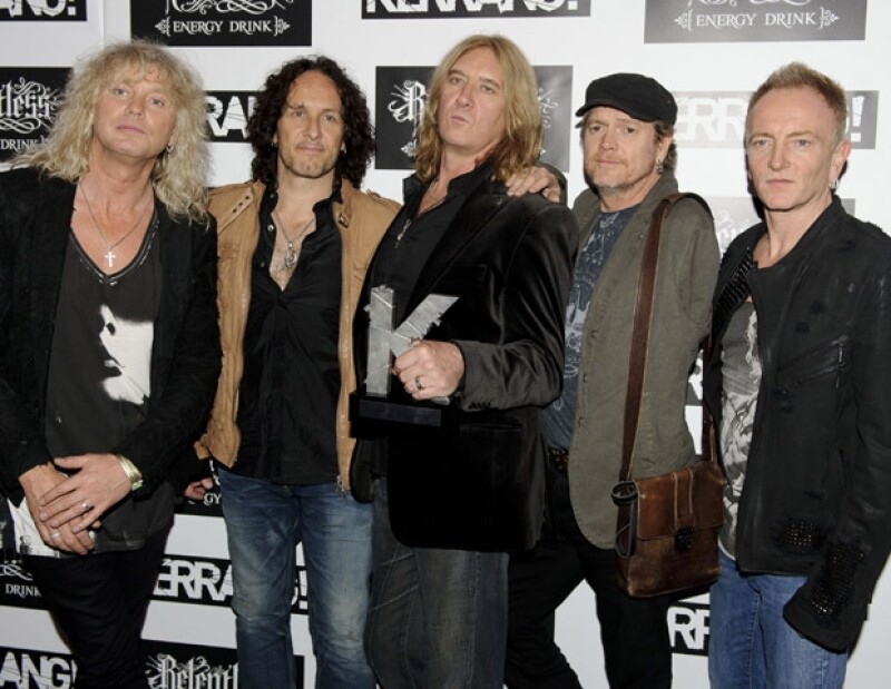 Rick Allen, de Def Leppard (penúltimo de izquierda a derecha) siguió con su carrera a pesar de no tener un brazo.