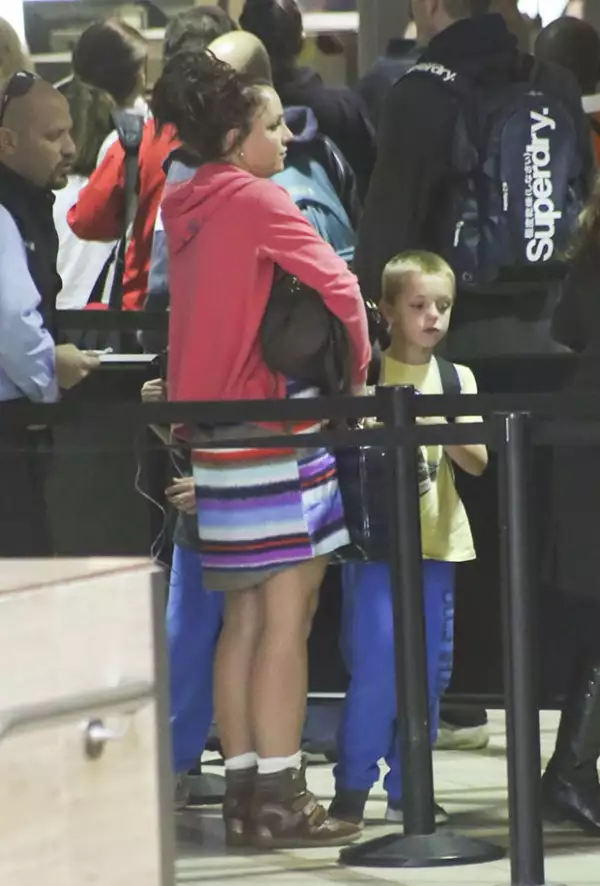 Britney viajó en compañía de sus hijos, aquí la vemos con Sean Preston.