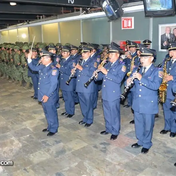Natalia Sosa canta el Himno Nacional Mexicano con la Orquesta del Ejército Mexicano.