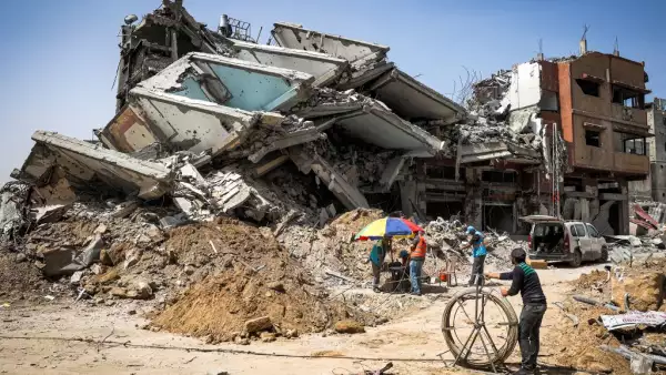 Trabajadores de salvamento operan en el lugar de un edificio destruido en Khan Yunis, en el sur de la Franja de Gaza, el 22 de abril de 2024, en medio del conflicto en curso en el territorio palestino entre Israel y el grupo militante Hamás.
