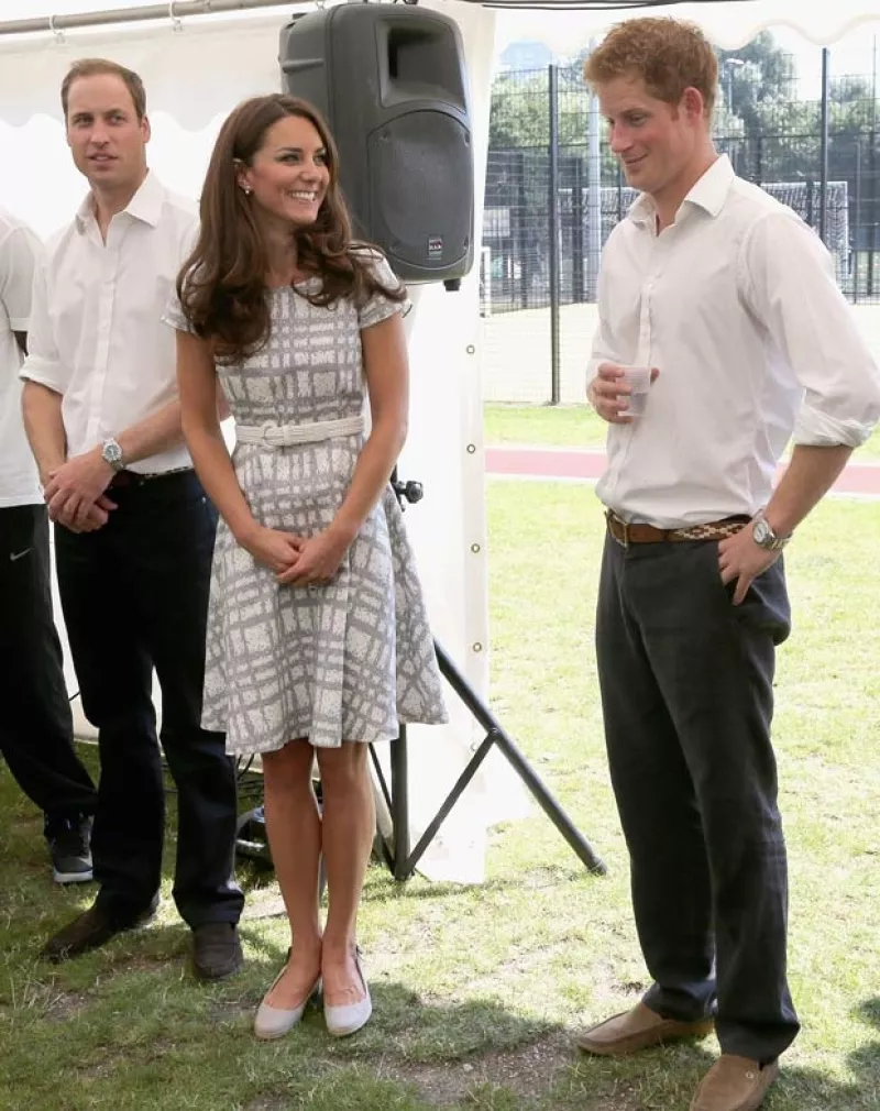 Debido a que el hermano menor de Guillermo se encuentra en Afganistán no pudieron darle la noticia en persona, pero gracias a la tecnología ya sabe que será tío el próximo año.