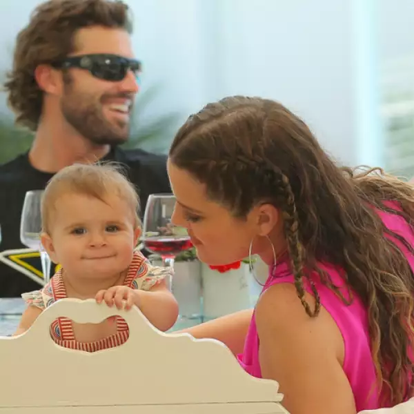 Una de las tías que más la consiente es Khloe, quien en este día tan especial publicó en su cuenta de Instagram: `Feliz cumpleaños número 1 a mi pequeña princesa. Uno de mis ángeles vivientes´.