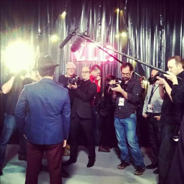 El músico invitado al Fashion Show es Bruno Mars, aquí con la prensa.