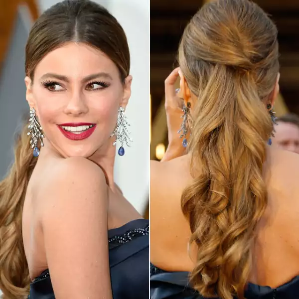Aplaudimos a Sofía Vergara por optar llevar el pelo recogido en vez de suelto como suele acostumbrar. Llevó los ojos delineados y con un ligero smokey y los labios en un rojo intenso que resaltó su sonrisa.