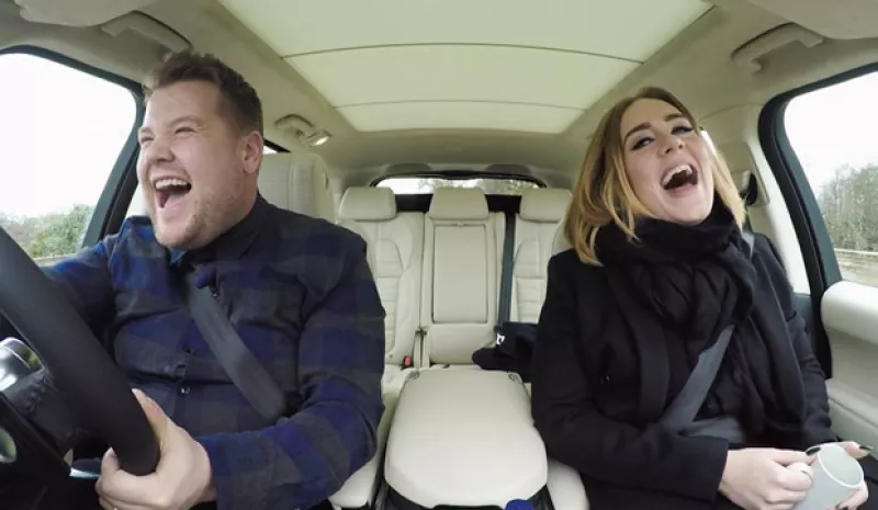 Con mucho carisma, la cantante cantó pasando desde el pop hasta el rap en un divertido juego de karaoke.