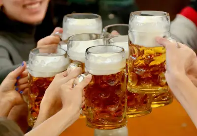 Personas bebiendo cerveza.  Foto: Alexandra Beier/Getty Images. 