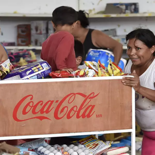 Agua y papel higiénico, son los productos más buscados por los residentes de Los Cabos, en Baja California, que cuatro días después del paso del huracán Odile, siguen sin agua ni electricidad.