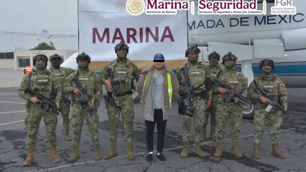 En la imagen, Miguel Ángel "N", "El Capitán Sol", junto a marinos tras su detención.