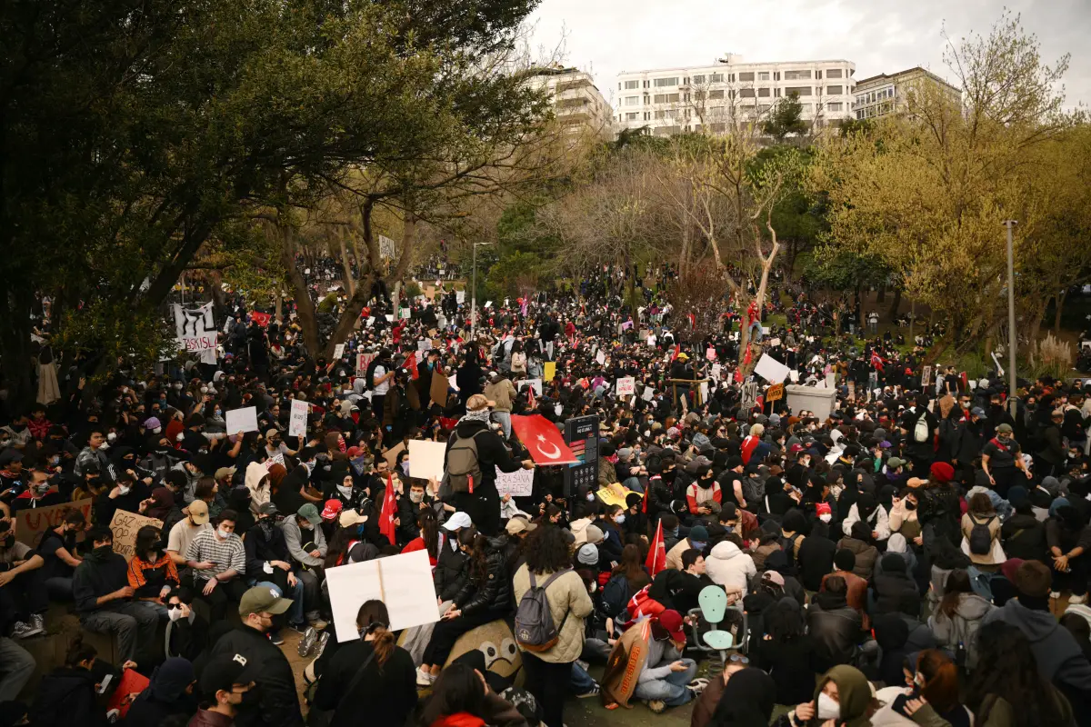 Estudiantes se reúnen en el parque Macka durante una concentración de apoyo al alcalde detenido de Estambul, en Estambul, el 25 de marzo de 2025. 