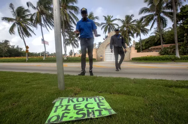 Guardias de seguridad, a las afueras de Mar-a-Lago, la residencia en Florida de Donald Trump