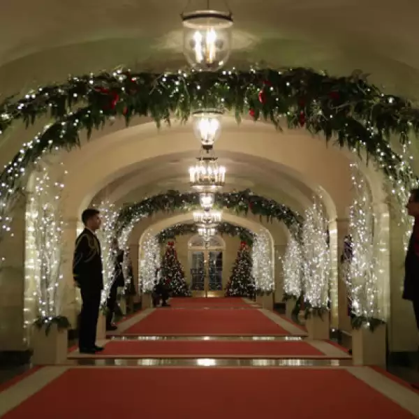 Los pasillos de la Casa Blanca también quedaron decorados a la perfección.