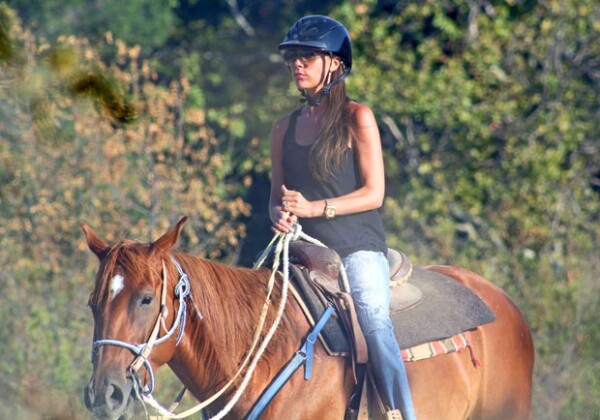 Victoria dejó a un lado todo el glamour, esta vez lució jeans desgastados y sandalias.