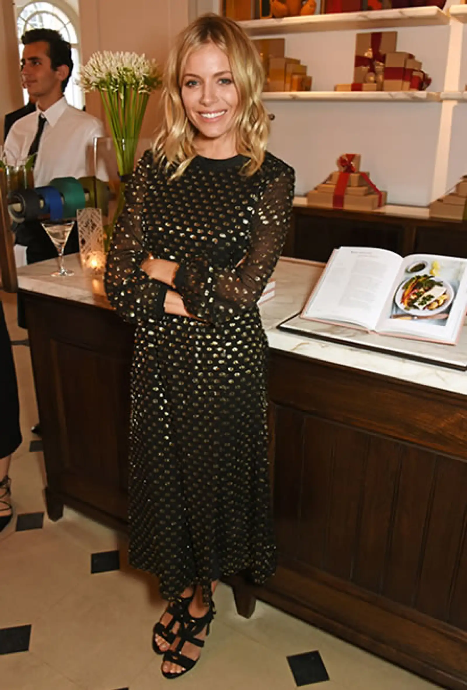 La actriz organizó un evento para celebrar el lanzamiento del libro Eat Beautiful de la asistente de maquillaje de Burberry, Wendy Rose, para el que llevó un look de la firma..