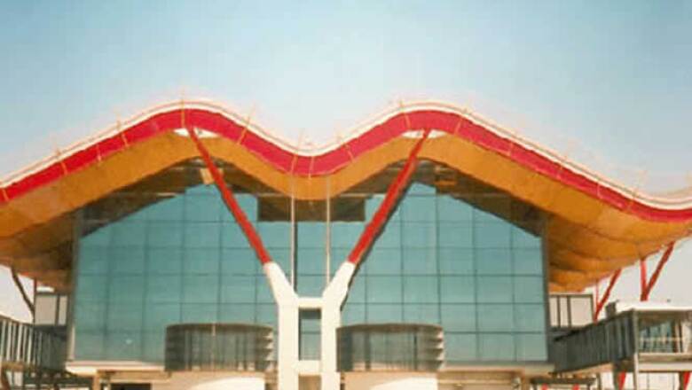 La nueva Terminal del Aeropuerto de Madrid-Barajas fue construida bajo el liderazgo de los arquitectos: Richard Rogers - Antonio Lamela. Vitro utilizó el tipo de vidrio Isolar Solarlux Supernatural 68/34 con Akustex.