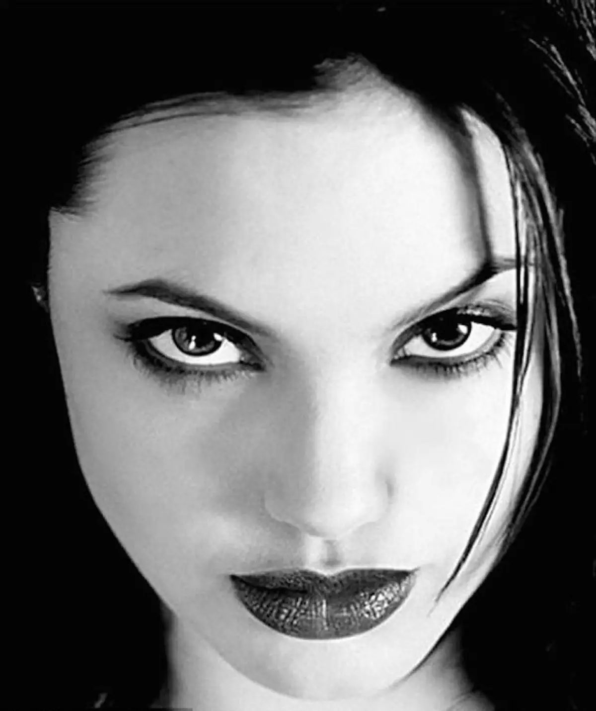 Con una mirada penetrante y maquillaje oscuro, Angelina ha causado sensación en internet con estas fotografías.
