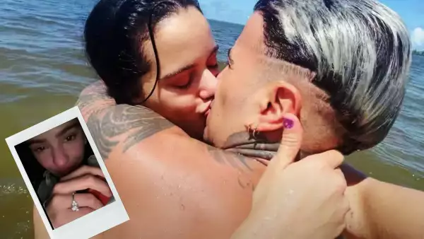 Rosalía y Rauw Alejandro besándose en el mar y un frame de Rosalía enseñando su anillo