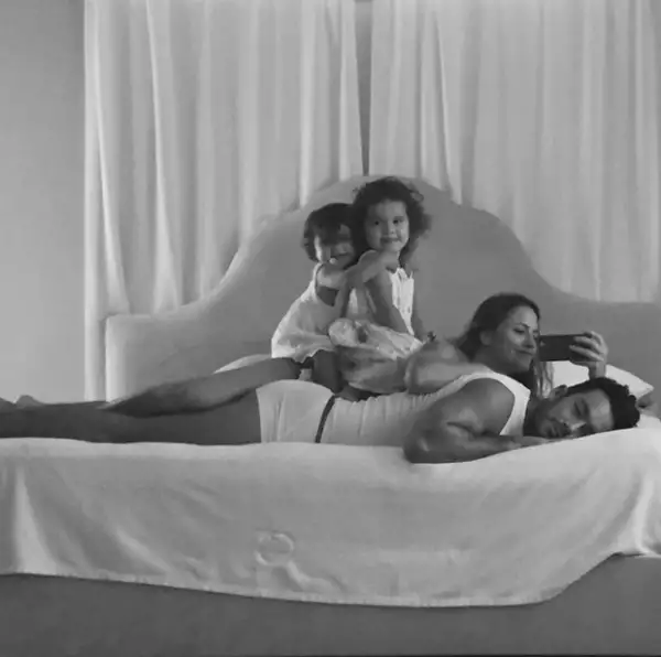 La pareja de guapos tiene dos encantadoras hijas, Erin y Regina.