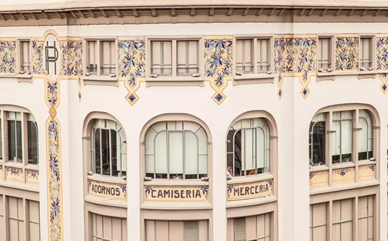 En 1914 la construcción original sufrió un incendio y en 1921, el almacén de varios pisos se reinauguró mostrando la fachada que perdura actualmente.