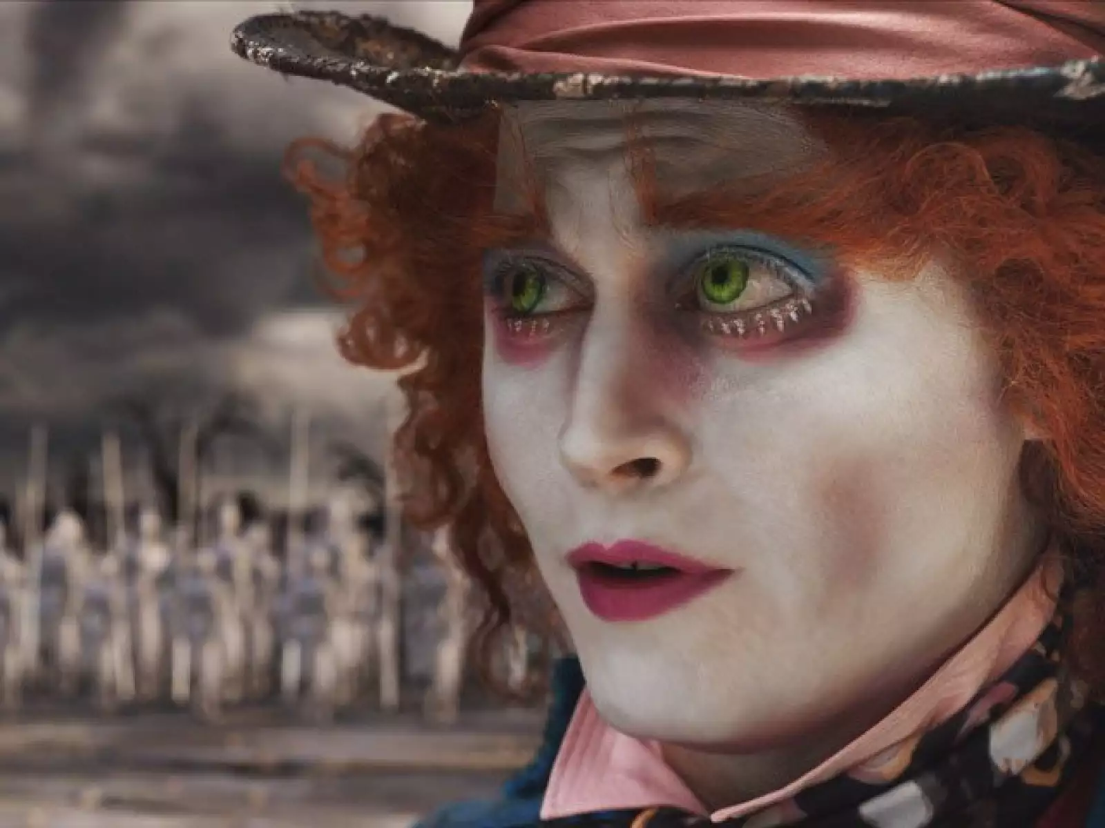 No tiene miedo a nada, y recorre enormes distancias para proteger a Alicia.