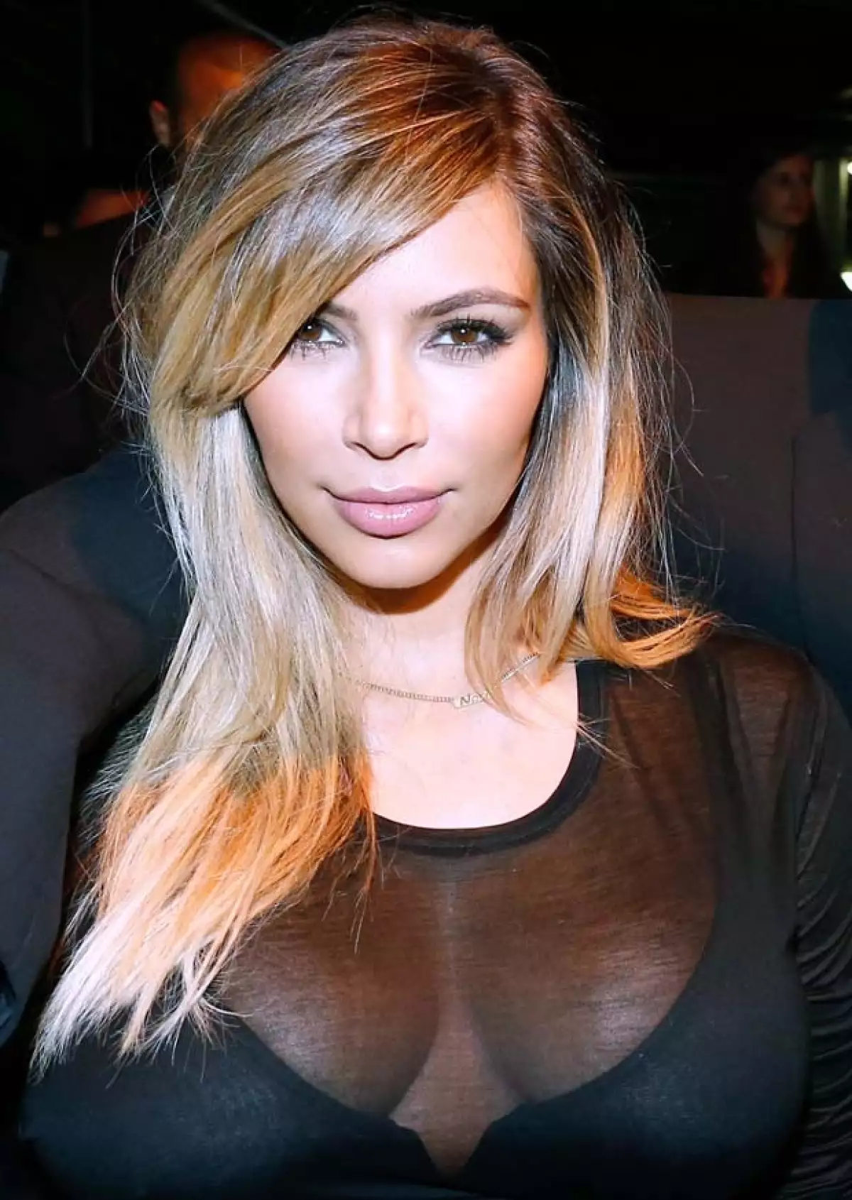 La estrella de televisión dejó ver su collar personalizado en París, el cual dice “Nori”, apodo de la bebé que tuvo con Kanye West.