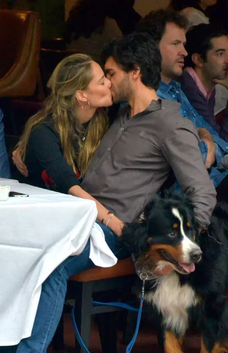 La conductora de deportes fue captada en la Condesa disfrutando de una comida al lado de Javier Martínez, con quien mantiene una relación desde el año pasado.