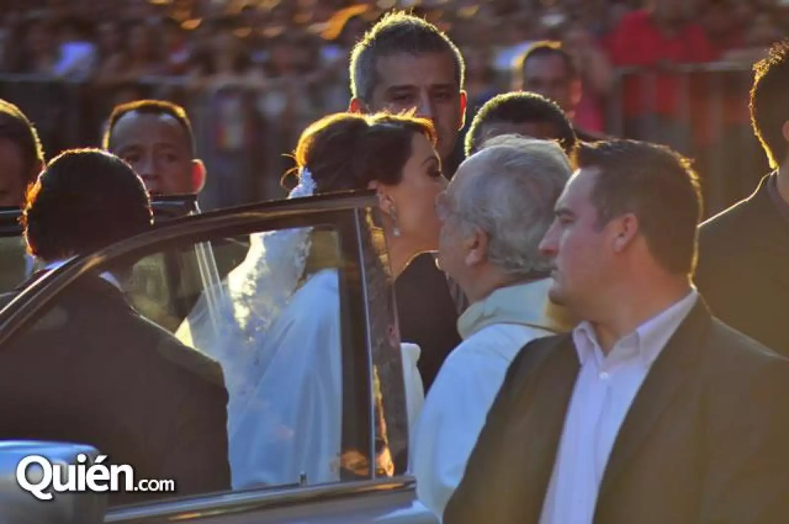 La novia llegando a la iglesia