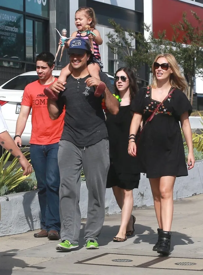 El actor mexicano fue captado en West Hollywood consintiéndo a Elena, de dos años, cuando salía de un restaurante en compañía de su esposa Heidi Balvanera.
