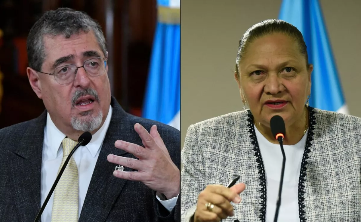 Una persona sostiene una vela mientras está cubierta con la bandera nacional de Venezuela con una imagen del candidato opositor Edmundo González, durante una vigilia en homenaje a los ciudadanos que fueron detenidos, luego de los resultados electorales disputados, en Caracas, Venezuela, el 8 de agosto de 2024.